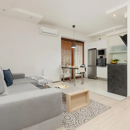 Woronicza With Balcony In Warsaw's Mokotow By Renters 公寓 *